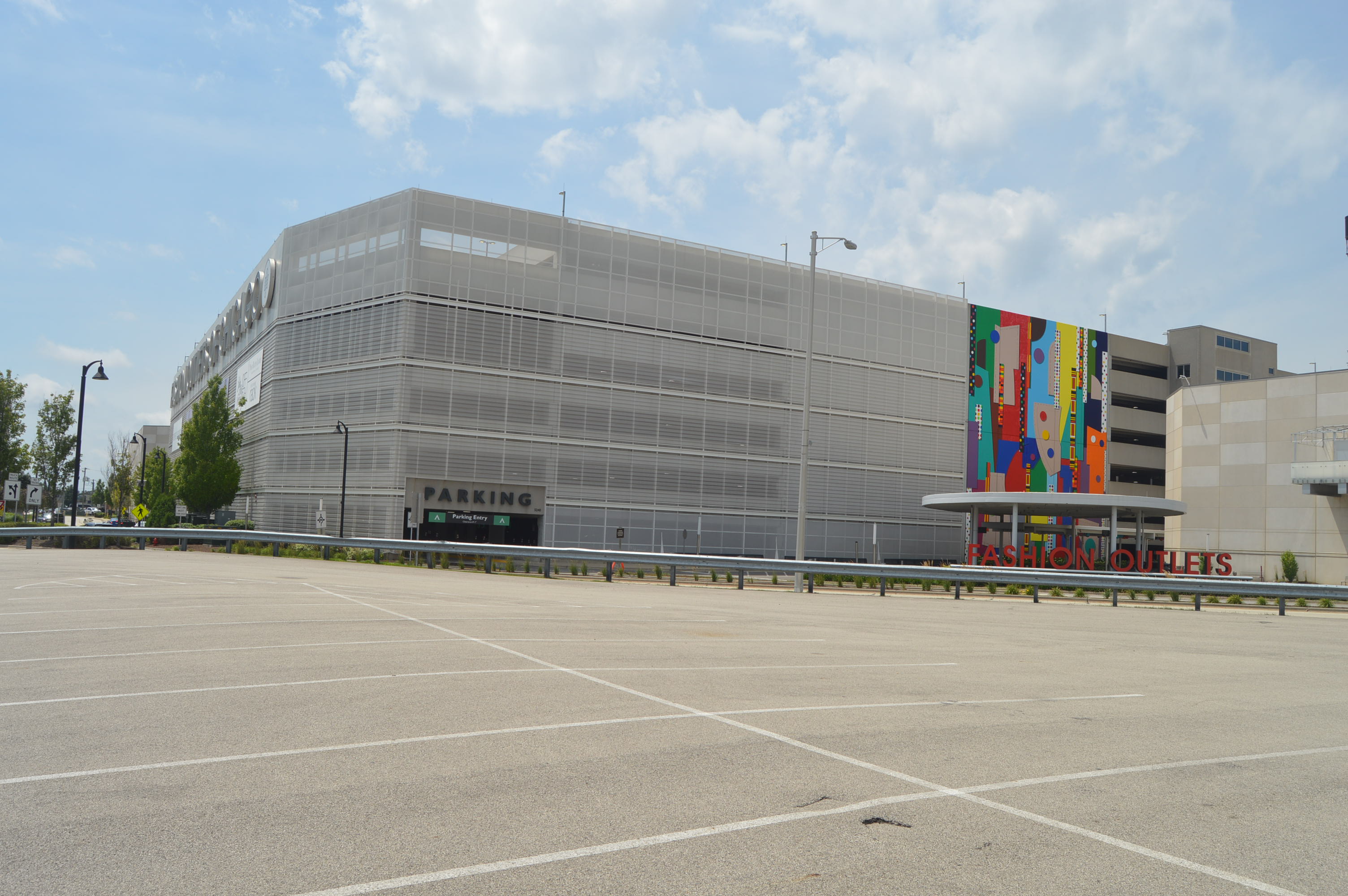 Entrance to Fashion Outlets of Chicago Parking